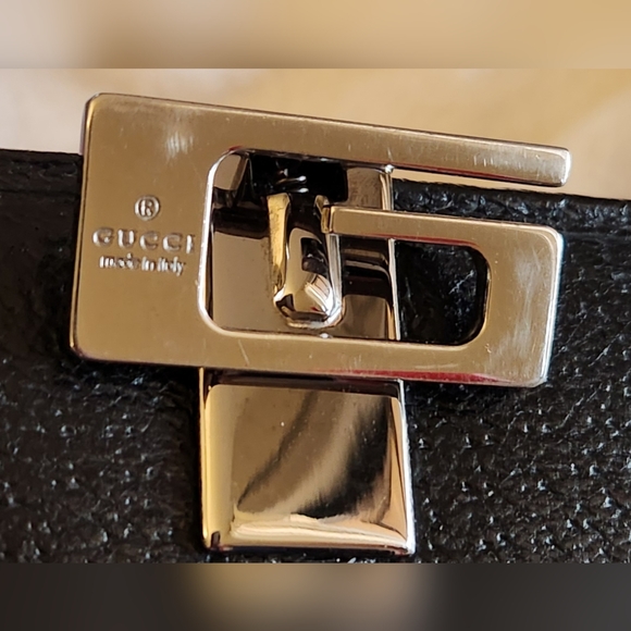 GUCCI G Hardware with Hook Black Pebble Grain Wallet - Picture 7 of 16